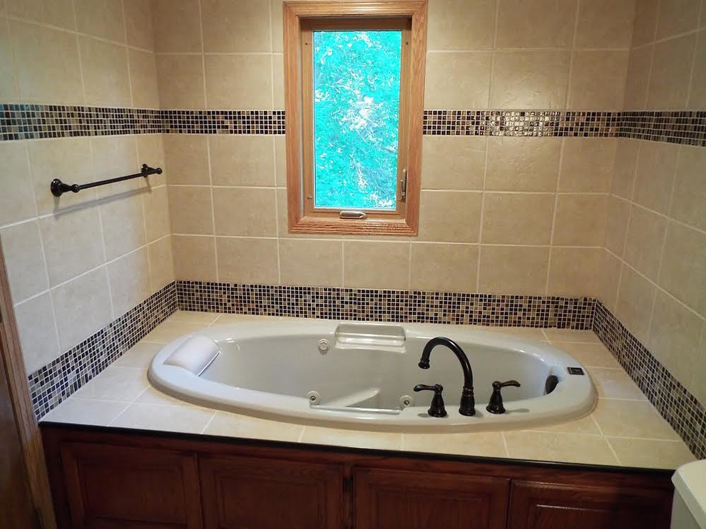 Aménagement d'une salle de bain principale classique de taille moyenne avec une baignoire en alcôve, un mur beige, un sol en carrelage de céramique et un sol beige.