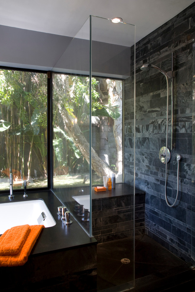 ロサンゼルスにある高級な広いモダンスタイルのおしゃれなマスターバスルーム (アンダーマウント型浴槽、オープン型シャワー、黒いタイル、石タイル、グレーの壁、スレートの床、人工大理石カウンター) の写真
