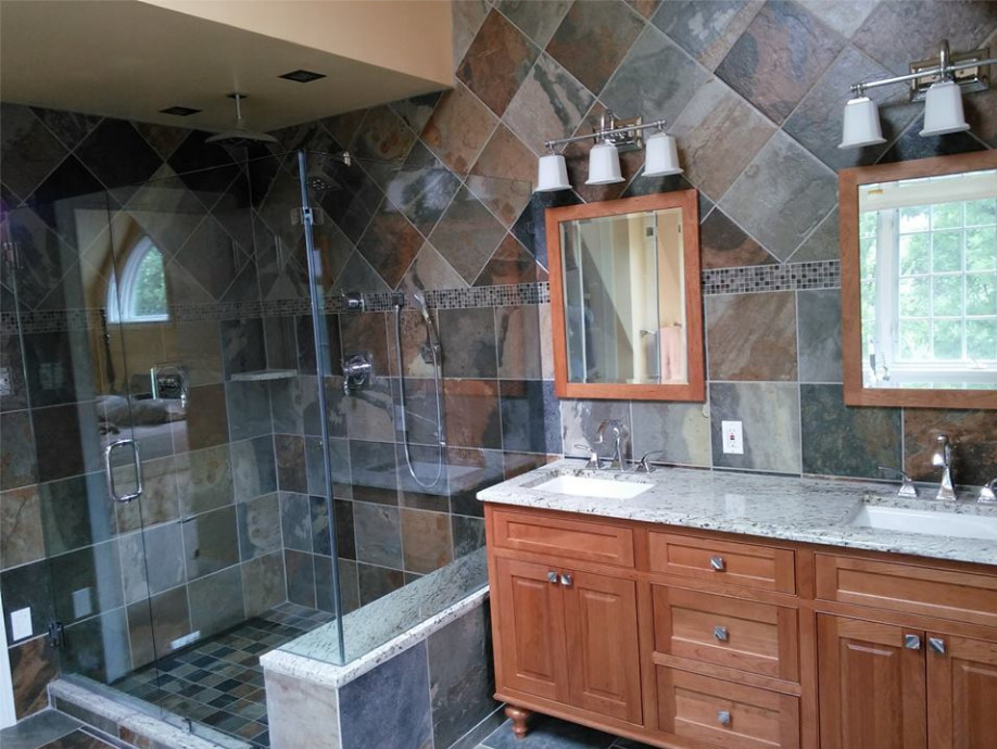 Exempel på ett mellanstort rustikt en-suite badrum, med luckor med upphöjd panel, skåp i mellenmörkt trä, en hörndusch, flerfärgad kakel, skifferkakel, ett undermonterad handfat, bänkskiva i kvartsit och dusch med gångjärnsdörr
