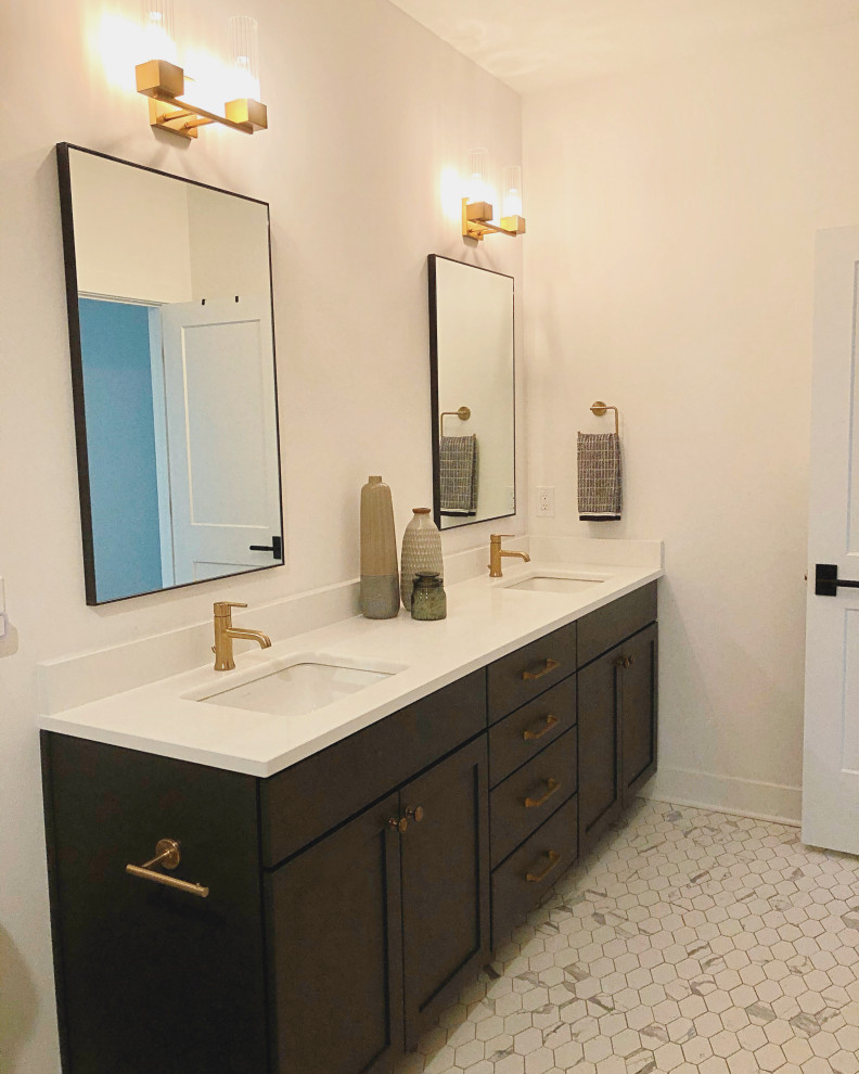 Exemple d'une salle de bain tendance avec un placard à porte shaker, des portes de placard grises et meuble-lavabo encastré.