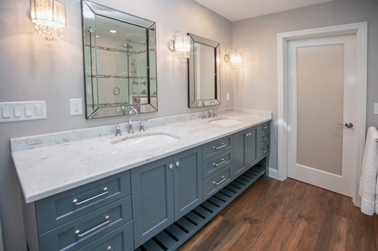 Immagine di una stanza da bagno con doccia chic di medie dimensioni con ante in stile shaker, pareti grigie, lavabo sottopiano, top in marmo, ante blu, parquet scuro e pavimento marrone