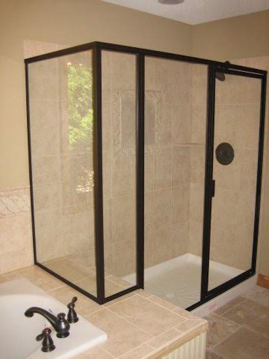 Foto de cuarto de baño minimalista grande con ducha esquinera, baldosas y/o azulejos beige, paredes beige, suelo de piedra caliza, ducha con puerta con bisagras y suelo beige