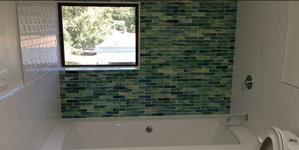 Идея дизайна: ванная комната среднего размера в стиле неоклассика (современная классика) с синей плиткой, зеленой плиткой, серой плиткой, плоскими фасадами, серыми фасадами, ванной в нише, душем в нише, удлиненной плиткой, серыми стенами, душевой кабиной, врезной раковиной, столешницей из искусственного кварца и душем с распашными дверями