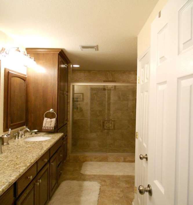 Idéer för ett mellanstort klassiskt badrum med dusch, med luckor med upphöjd panel, skåp i mörkt trä, en dusch i en alkov, beige kakel, keramikplattor, beige väggar, klinkergolv i keramik, ett undermonterad handfat, granitbänkskiva, beiget golv och dusch med skjutdörr
