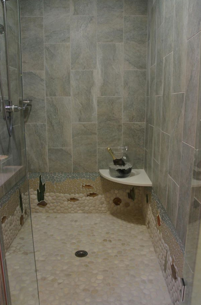 Idee per una stanza da bagno costiera con doccia alcova