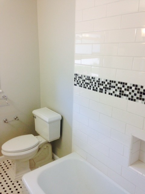 Inspiration för mellanstora klassiska en-suite badrum, med ett badkar i en alkov, en dusch/badkar-kombination, en toalettstol med separat cisternkåpa, beige väggar, klinkergolv i porslin och ett undermonterad handfat