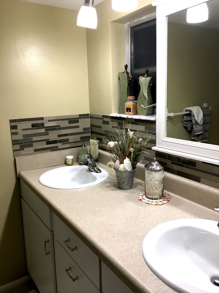 На фото: маленькая ванная комната в современном стиле с фасадами в стиле шейкер, белыми фасадами, бежевыми стенами, накладной раковиной и столешницей из ламината для на участке и в саду