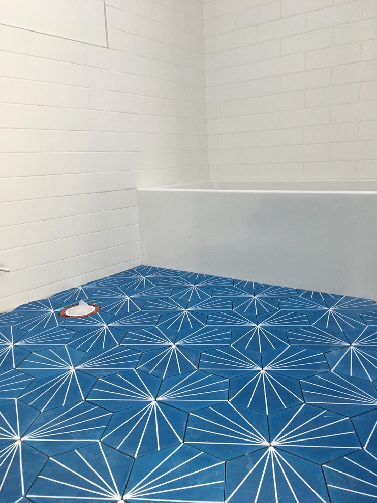 Imagen de cuarto de baño actual pequeño con baldosas y/o azulejos blancos, baldosas y/o azulejos de cerámica, suelo de azulejos de cemento y suelo azul