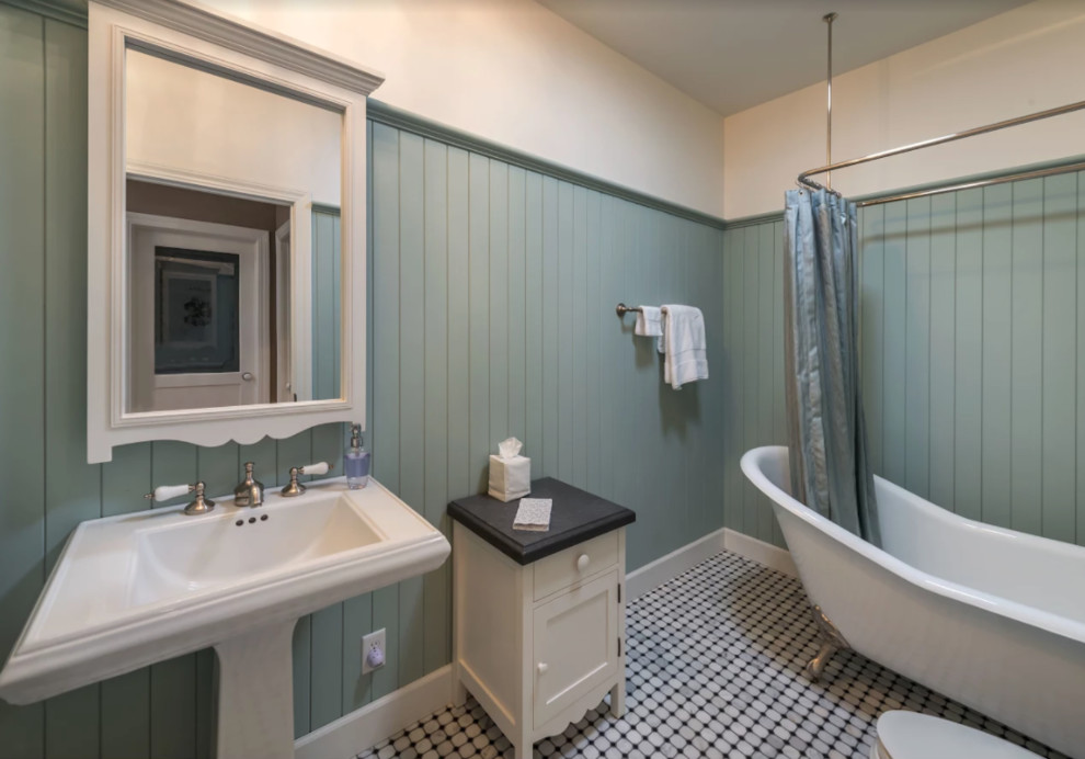 他の地域にある中くらいなカントリー風のおしゃれなマスターバスルーム (置き型浴槽、シャワー付き浴槽	、緑の壁、大理石の床、ペデスタルシンク、グレーの床、シャワーカーテン) の写真