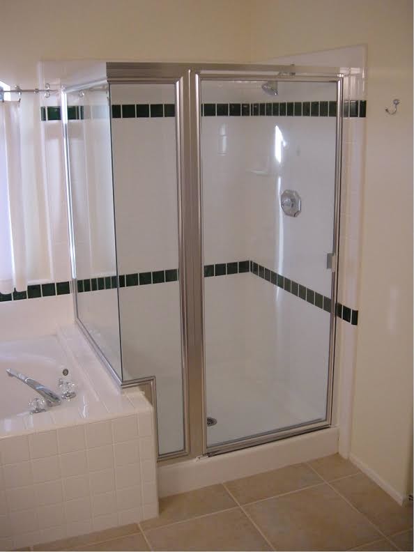 Foto di una piccola stanza da bagno padronale con doccia ad angolo, piastrelle bianche, piastrelle in ceramica, pareti bianche e pavimento con piastrelle in ceramica