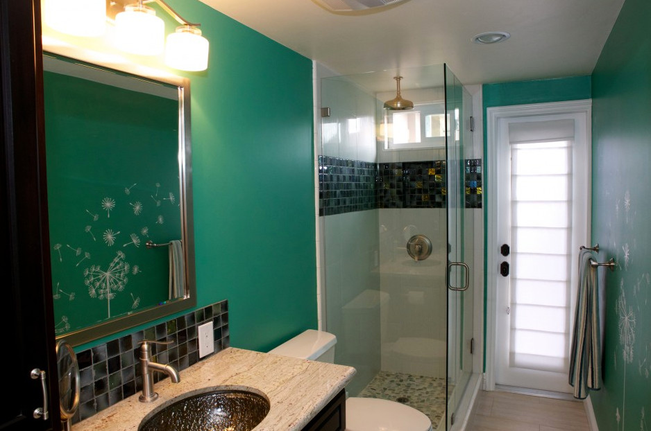 На фото: маленькая ванная комната в стиле неоклассика (современная классика) с темными деревянными фасадами, душем в нише, черной плиткой, стеклянной плиткой, синими стенами, душевой кабиной, врезной раковиной, бежевым полом и душем с распашными дверями для на участке и в саду