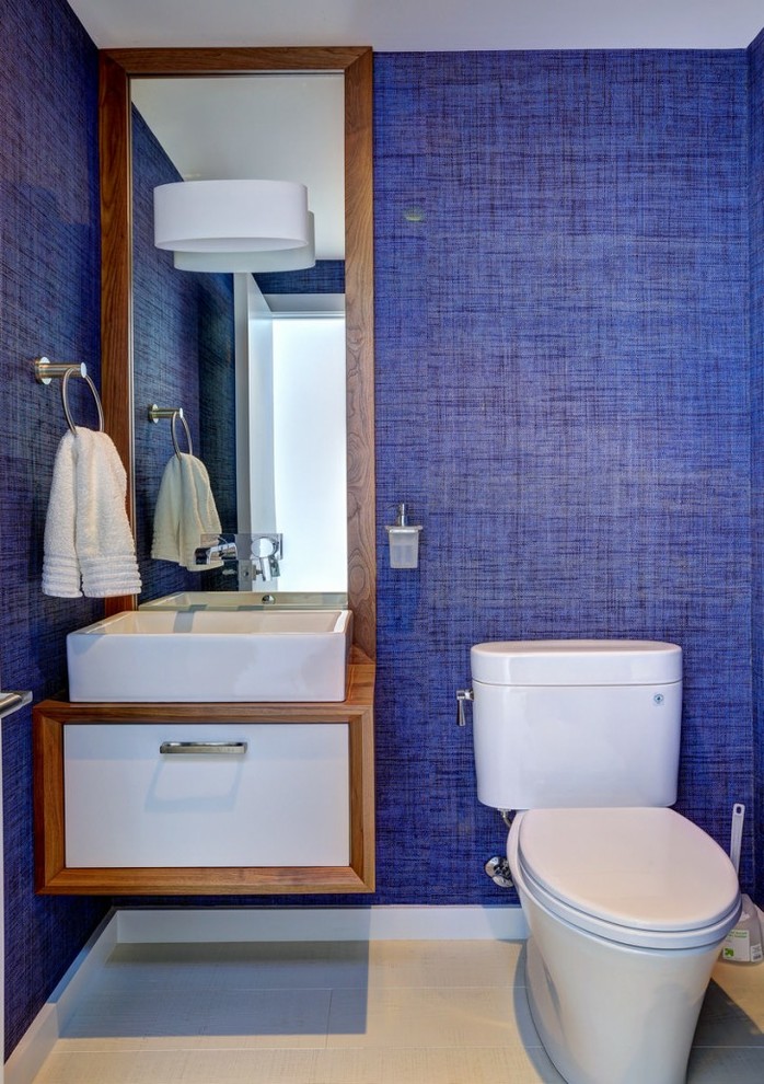 Kleines Modernes Duschbad mit verzierten Schränken, hellbraunen Holzschränken, Toilette mit Aufsatzspülkasten, blauer Wandfarbe, Porzellan-Bodenfliesen, Aufsatzwaschbecken, Waschtisch aus Holz und beigem Boden in San Francisco