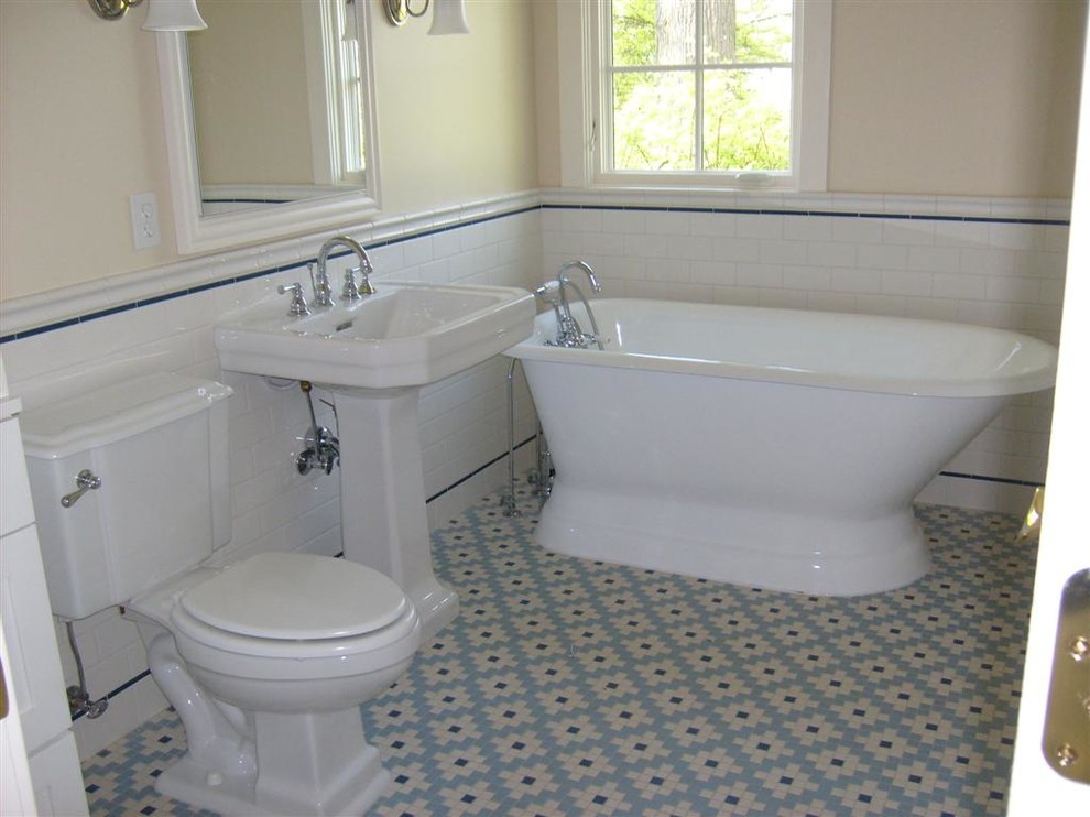 Источник вдохновения для домашнего уюта: главная ванная комната среднего размера в классическом стиле с отдельно стоящей ванной, раздельным унитазом, белой плиткой, плиткой кабанчик, бежевыми стенами, полом из мозаичной плитки, раковиной с пьедесталом и разноцветным полом