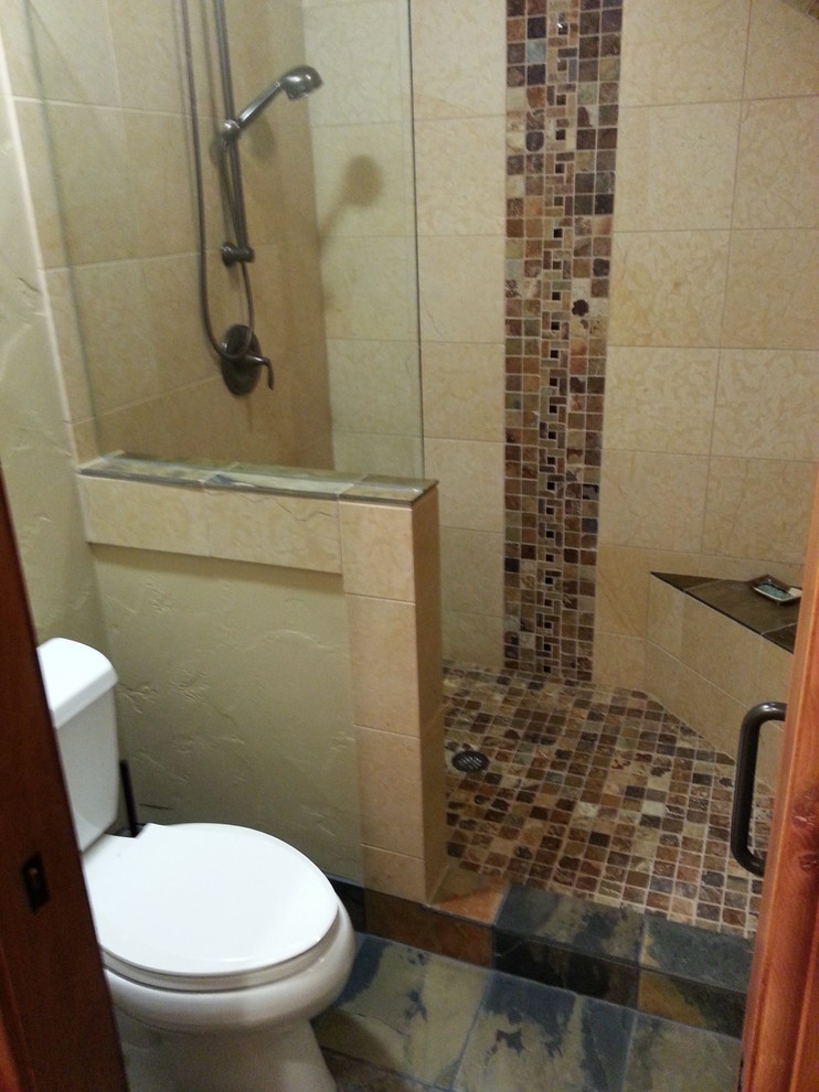Пример оригинального дизайна: ванная комната среднего размера в классическом стиле с фасадами цвета дерева среднего тона, душем в нише, полом из сланца, врезной раковиной, фасадами островного типа, раздельным унитазом, коричневой плиткой, каменной плиткой, бежевыми стенами, душевой кабиной, столешницей терраццо, коричневым полом и душем с распашными дверями