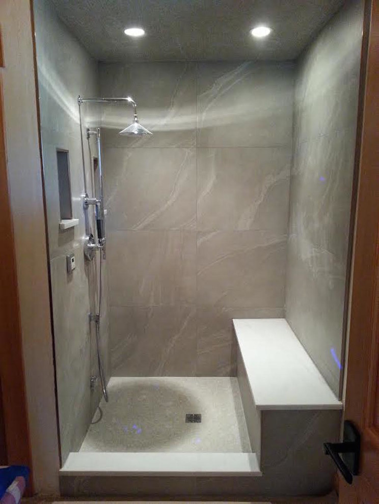 Пример оригинального дизайна: ванная комната среднего размера в стиле неоклассика (современная классика) с душем в нише, бежевой плиткой, плиткой из известняка, душевой кабиной и шторкой для ванной