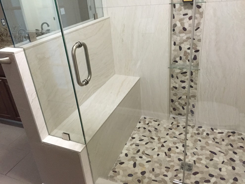 Klassisches Badezimmer En Suite mit Eckdusche, grauen Fliesen, farbigen Fliesen, Porzellanfliesen, Mosaik-Bodenfliesen und Falttür-Duschabtrennung in Denver
