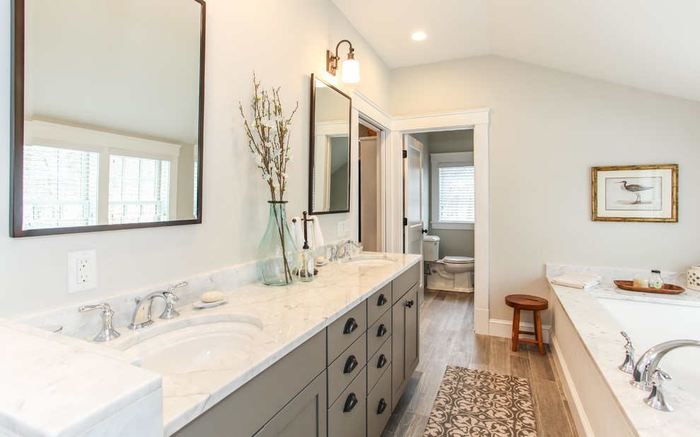 Inspiration för stora amerikanska en-suite badrum, med släta luckor, grå skåp, en öppen dusch, mosaik, vita väggar, mellanmörkt trägolv, ett integrerad handfat, granitbänkskiva och ett badkar i en alkov