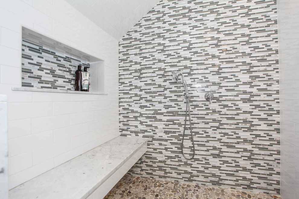 Свежая идея для дизайна: большая главная ванная комната в стиле кантри с плоскими фасадами, серыми фасадами, открытым душем, разноцветной плиткой, удлиненной плиткой, белыми стенами, полом из терракотовой плитки, монолитной раковиной, столешницей из гранита, ванной в нише и унитазом-моноблоком - отличное фото интерьера