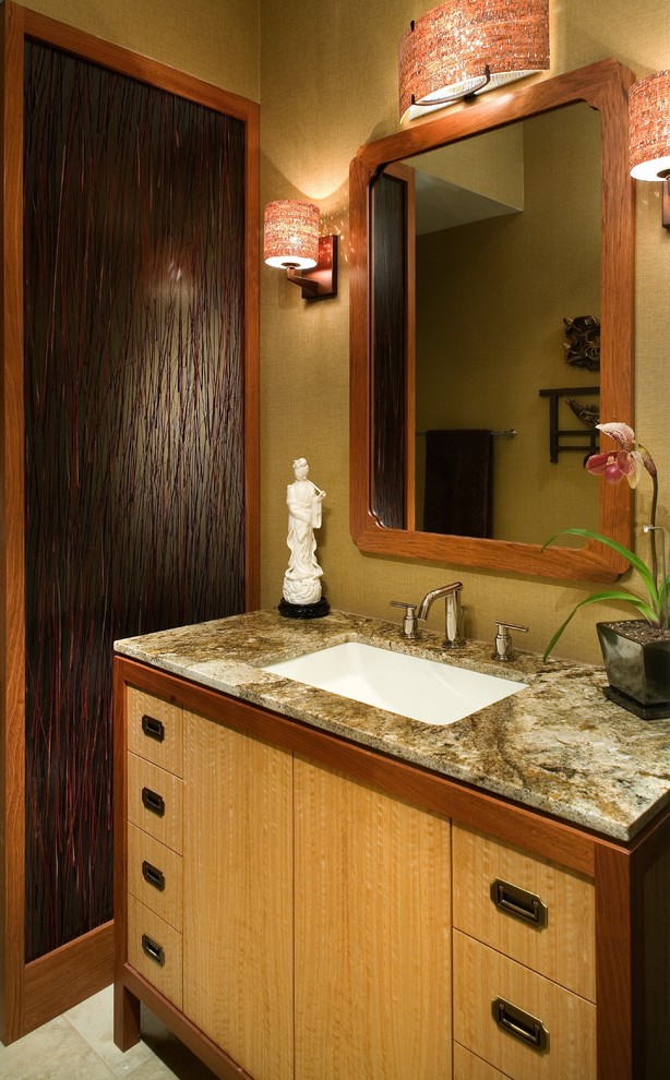Imagen de cuarto de baño principal asiático de tamaño medio con armarios con paneles lisos, puertas de armario de madera clara, lavabo bajoencimera y encimera de granito
