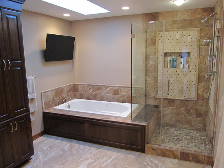 Foto på ett mellanstort vintage en-suite badrum, med luckor med upphöjd panel, skåp i mörkt trä, ett platsbyggt badkar, en dusch i en alkov, beige kakel, keramikplattor, beige väggar, klinkergolv i keramik och granitbänkskiva