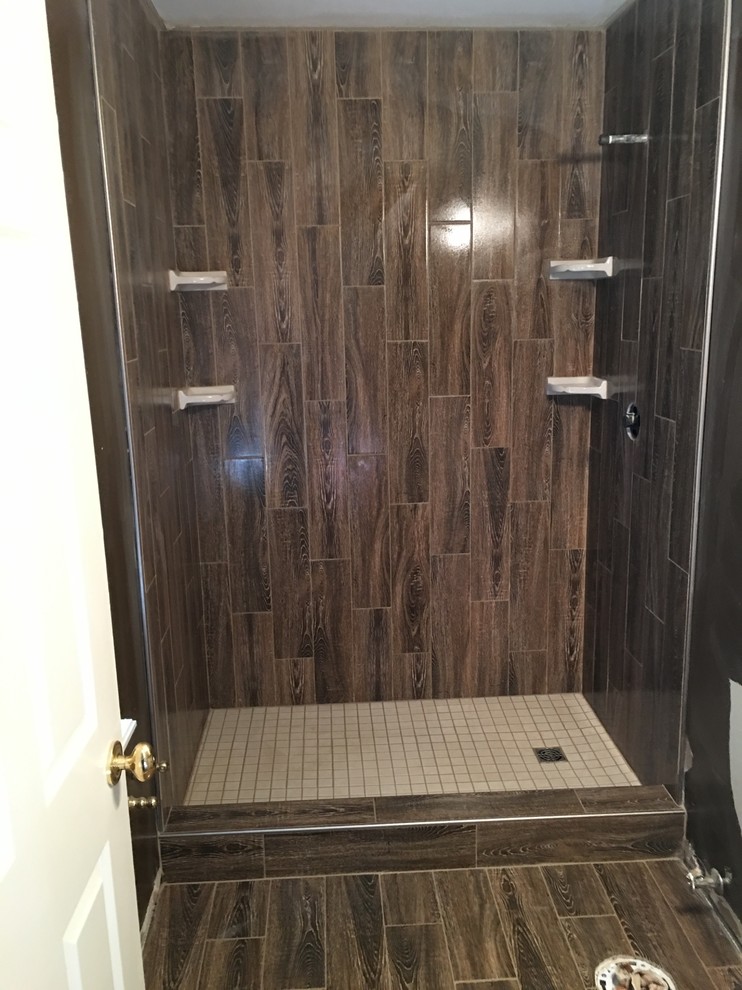Источник вдохновения для домашнего уюта: ванная комната в классическом стиле с душем в нише, коричневой плиткой, керамогранитной плиткой, темным паркетным полом, душевой кабиной и коричневым полом