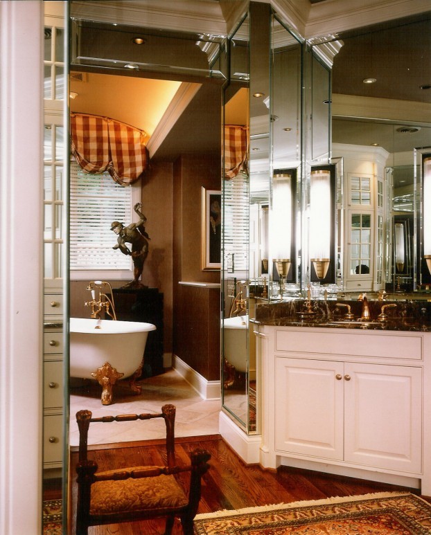 Klassisk inredning av ett stort en-suite badrum, med skåp i shakerstil, vita skåp, ett fristående badkar, mörkt trägolv, ett undermonterad handfat och bänkskiva i kvartsit