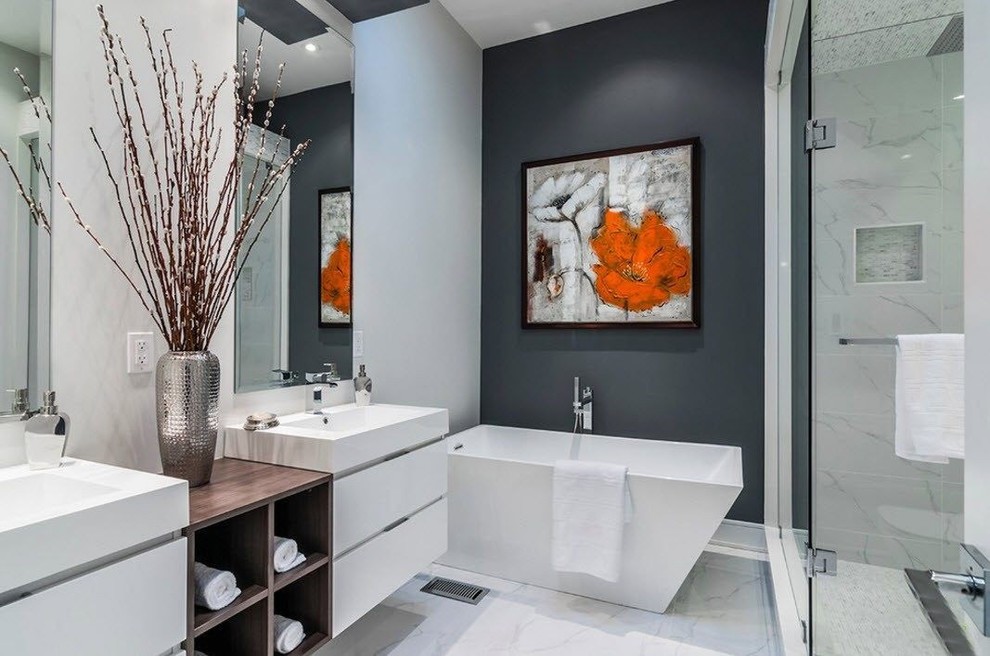 Idéer för ett mellanstort klassiskt en-suite badrum, med släta luckor, vita skåp, ett fristående badkar, en hörndusch, grå väggar, marmorgolv, ett fristående handfat, träbänkskiva, vitt golv och dusch med gångjärnsdörr