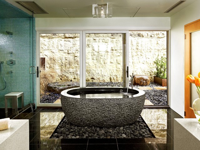 Стильный дизайн: большая главная ванная комната в стиле модернизм с отдельно стоящей ванной, угловым душем, белыми стенами, полом из линолеума, коричневым полом и душем с распашными дверями - последний тренд