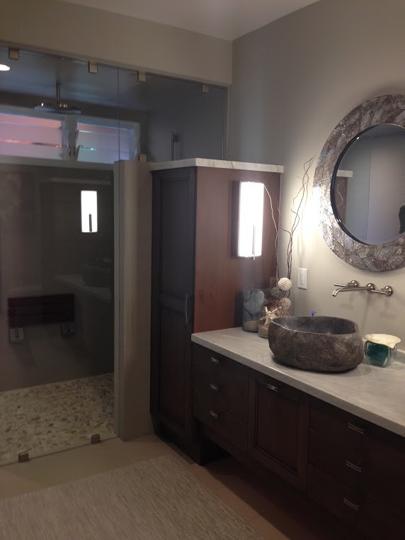 Ispirazione per una stanza da bagno padronale minimalista di medie dimensioni con ante in stile shaker, ante in legno bruno, doccia alcova, pareti beige, lavabo a bacinella e porta doccia a battente