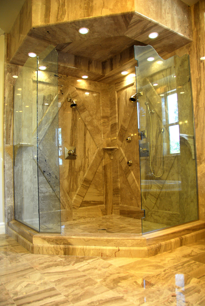 Esempio di una grande stanza da bagno padronale moderna con doccia ad angolo, piastrelle beige, pareti beige, pavimento in travertino, piastrelle in travertino, pavimento beige e porta doccia a battente