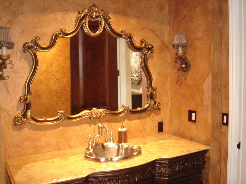 Ejemplo de cuarto de baño principal clásico pequeño con lavabo encastrado, encimera de mármol, baldosas y/o azulejos beige, losas de piedra, paredes beige, armarios tipo mueble y puertas de armario de madera en tonos medios