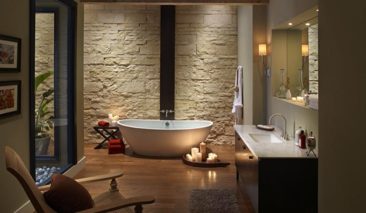 Стильный дизайн: большая главная ванная комната в современном стиле с плоскими фасадами, темными деревянными фасадами, отдельно стоящей ванной, каменной плиткой, бежевыми стенами, паркетным полом среднего тона, врезной раковиной и столешницей из искусственного камня - последний тренд