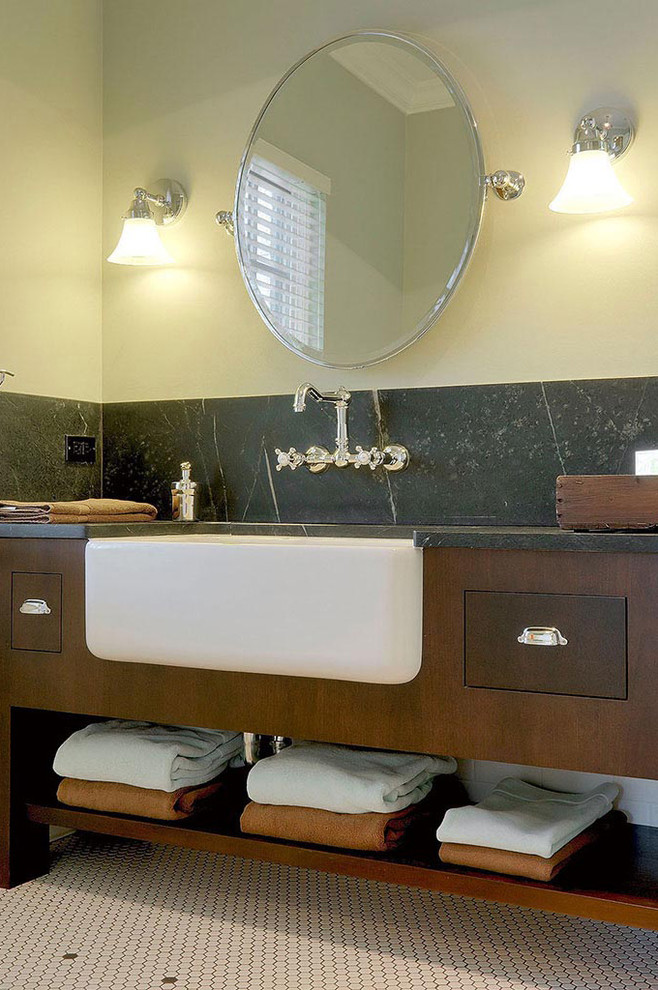 Inredning av ett klassiskt mellanstort badrum med dusch, med släta luckor, skåp i mörkt trä, svart kakel, beige väggar, mosaikgolv, ett undermonterad handfat, bänkskiva i täljsten och vitt golv