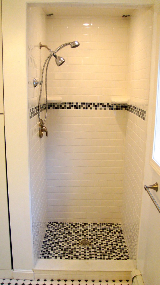 Inspiration pour une salle de bain traditionnelle de taille moyenne avec une douche d'angle, un carrelage blanc, un carrelage métro, un mur blanc, un sol en carrelage de terre cuite et un sol multicolore.