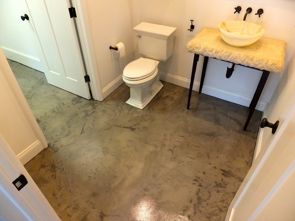 Cette image montre une petite salle d'eau traditionnelle avec un carrelage beige, un mur blanc, sol en béton ciré, une vasque et un plan de toilette en béton.