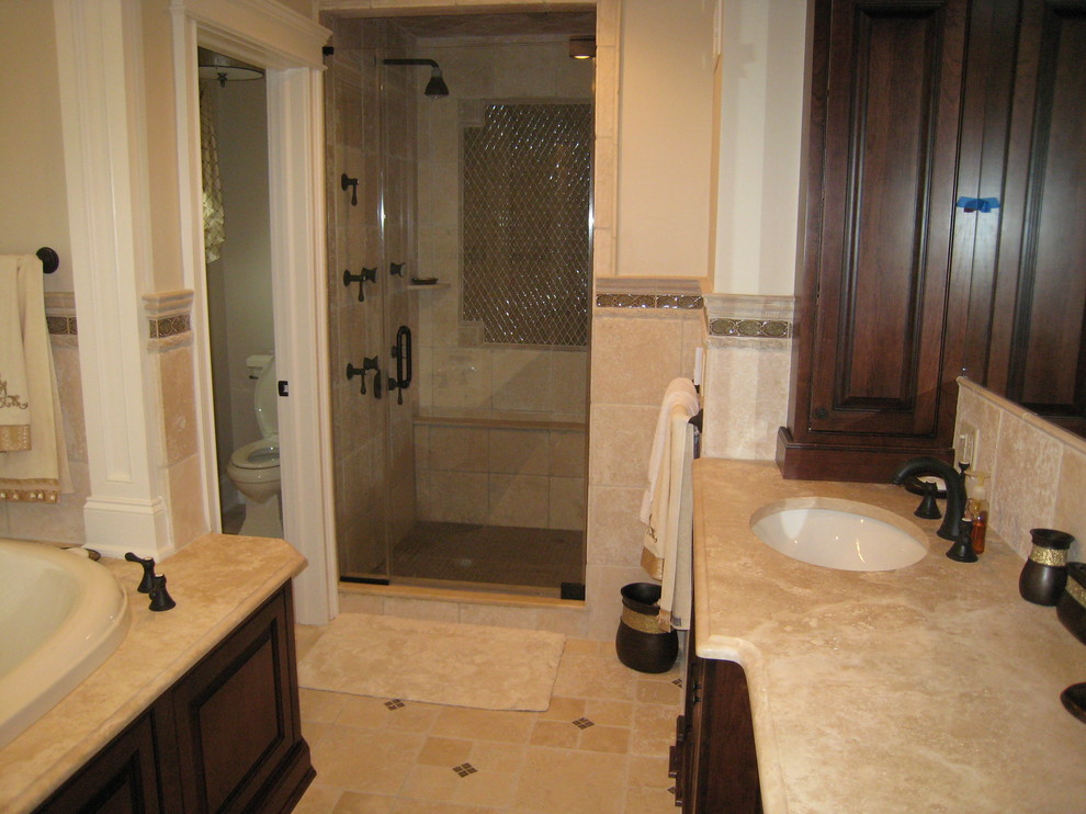 Источник вдохновения для домашнего уюта: главная ванная комната среднего размера в классическом стиле с фасадами с выступающей филенкой, темными деревянными фасадами, накладной ванной, душем в нише, унитазом-моноблоком, бежевой плиткой, керамической плиткой, бежевыми стенами, полом из керамической плитки, врезной раковиной, мраморной столешницей, бежевым полом и душем с распашными дверями