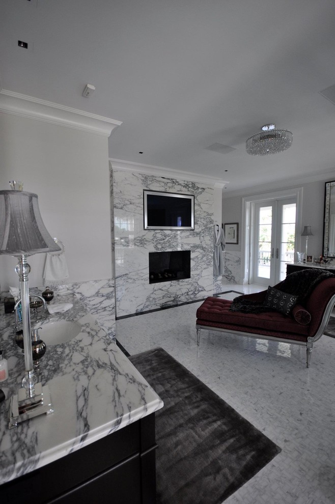 Inredning av ett modernt stort en-suite badrum, med en hörndusch, grå väggar, marmorgolv, ett undermonterad handfat, marmorbänkskiva, möbel-liknande, svarta skåp, marmorkakel, vitt golv och dusch med gångjärnsdörr