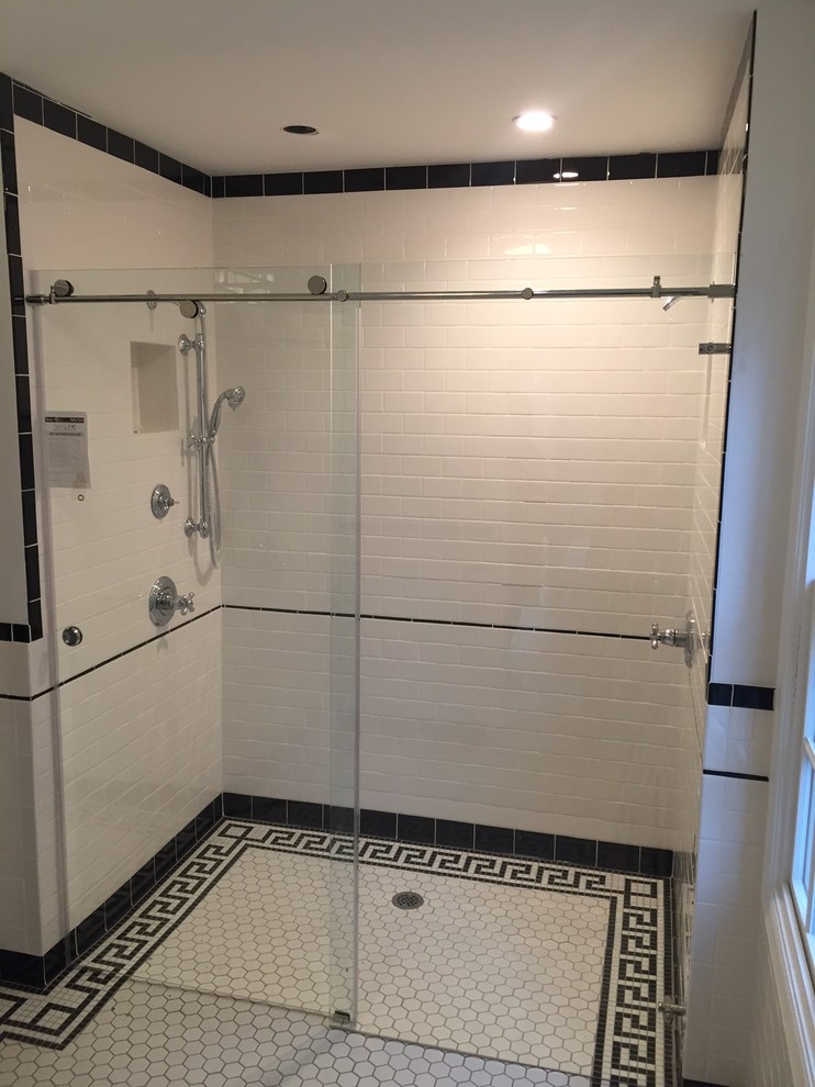 Свежая идея для дизайна: главная ванная комната среднего размера в классическом стиле с душем в нише, раздельным унитазом, белой плиткой, удлиненной плиткой, белыми стенами, полом из мозаичной плитки, разноцветным полом и душем с раздвижными дверями - отличное фото интерьера