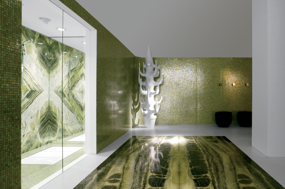 Foto di un'ampia stanza da bagno padronale etnica con doccia a filo pavimento, piastrelle verdi, piastrelle bianche, piastrelle di vetro e pareti verdi