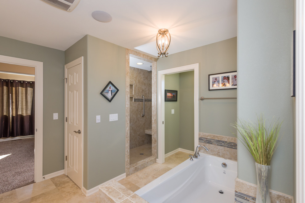 Klassisches Badezimmer En Suite mit Badewanne in Nische, Doppeldusche, grüner Wandfarbe und Porzellan-Bodenfliesen in Portland