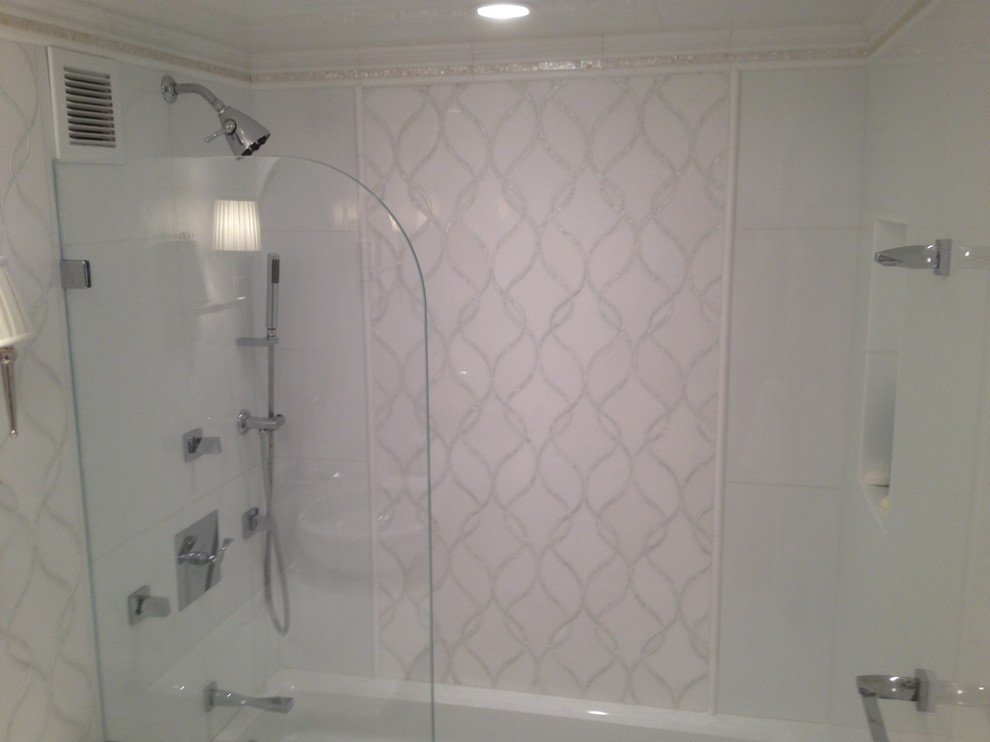 Ispirazione per una stanza da bagno con doccia classica di medie dimensioni con doccia alcova, piastrelle bianche e piastrelle a mosaico