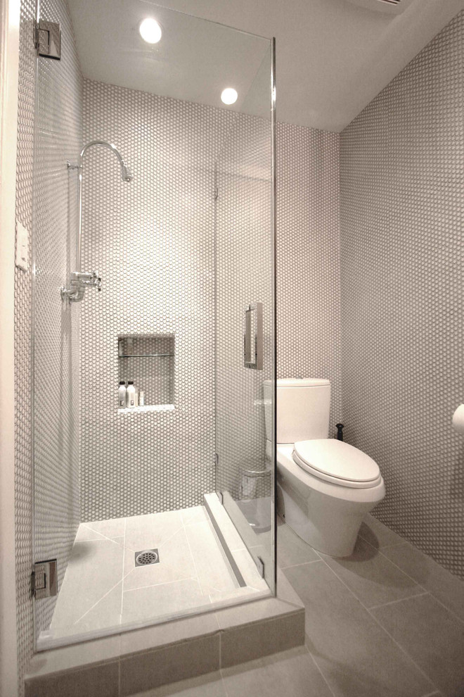На фото: главная ванная комната среднего размера в стиле модернизм с темными деревянными фасадами, накладной ванной, душем в нише, раздельным унитазом, белой плиткой, плиткой мозаикой, белыми стенами, полом из известняка, врезной раковиной, серым полом и душем с распашными дверями с