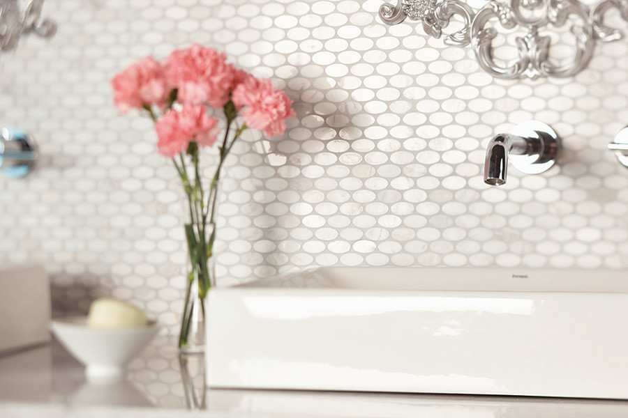 Modelo de cuarto de baño clásico renovado con paredes blancas y lavabo sobreencimera