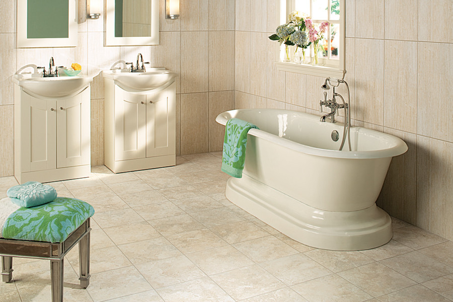 Idéer för ett stort klassiskt en-suite badrum, med luckor med infälld panel, vita skåp, ett fristående badkar, beige kakel, beige väggar, klinkergolv i keramik, ett konsol handfat och beiget golv