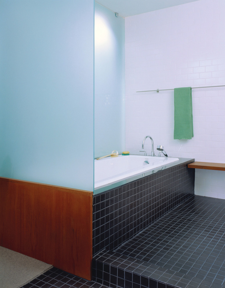 Diseño de cuarto de baño principal contemporáneo grande con bañera empotrada, baldosas y/o azulejos blancos, baldosas y/o azulejos de cemento, paredes blancas, suelo con mosaicos de baldosas y suelo negro
