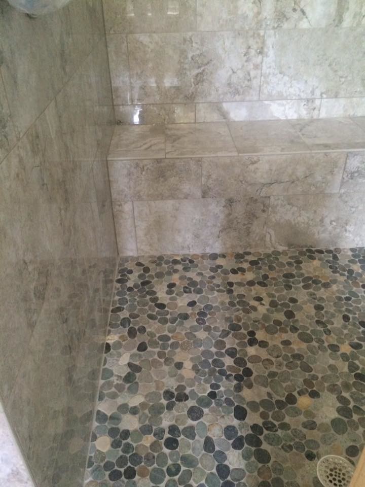 Ispirazione per una stanza da bagno chic con doccia alcova, piastrelle beige, piastrelle in gres porcellanato, pareti beige, pavimento con piastrelle di ciottoli e pavimento multicolore