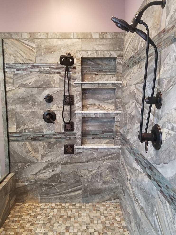 Klassisk inredning av ett mellanstort en-suite badrum, med skåp i shakerstil, skåp i mörkt trä, ett undermonterat badkar, en hörndusch, lila väggar, ett undermonterad handfat och med dusch som är öppen