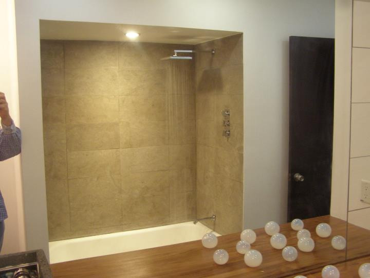 Стильный дизайн: главная ванная комната среднего размера в современном стиле с ванной в нише, душем над ванной, бежевой плиткой, керамической плиткой и бежевыми стенами - последний тренд