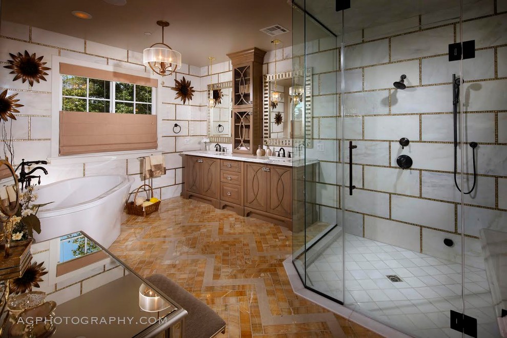 Inspiration för ett mellanstort amerikanskt en-suite badrum, med skåp i mellenmörkt trä, ett fristående badkar, en hörndusch, en toalettstol med separat cisternkåpa, ett undermonterad handfat, gult golv och dusch med gångjärnsdörr