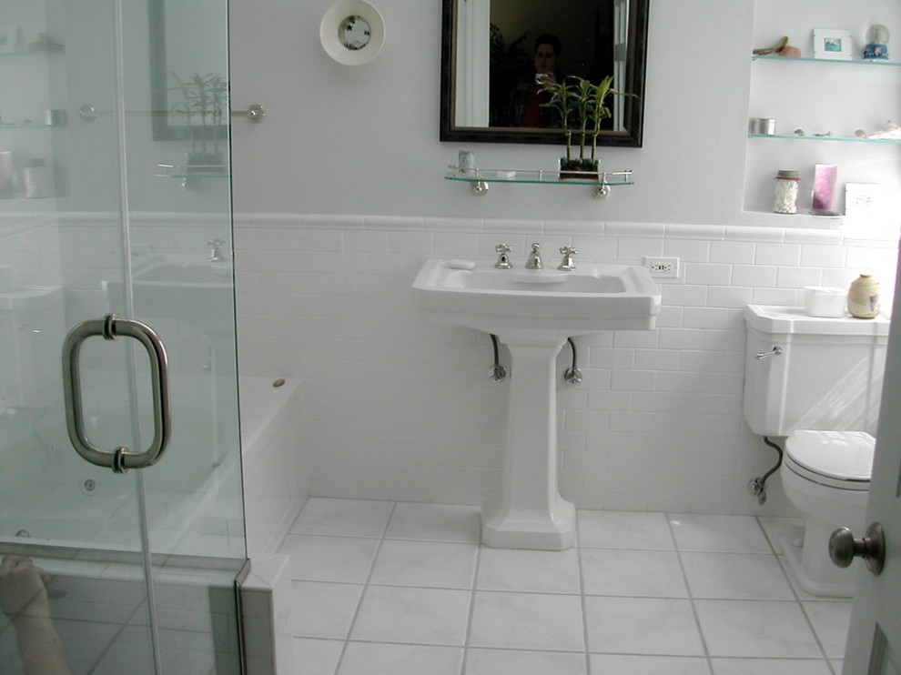 Mittelgroßes Klassisches Duschbad mit Badewanne in Nische, Duschnische, Toilette mit Aufsatzspülkasten, weißen Fliesen, Metrofliesen, weißer Wandfarbe, Keramikboden, Sockelwaschbecken und Mineralwerkstoff-Waschtisch in Orange County